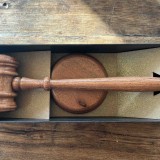 Houten Voorzittershamer met inscriptie: Traditie en Gezag in Pure Natuurlijke Vorm