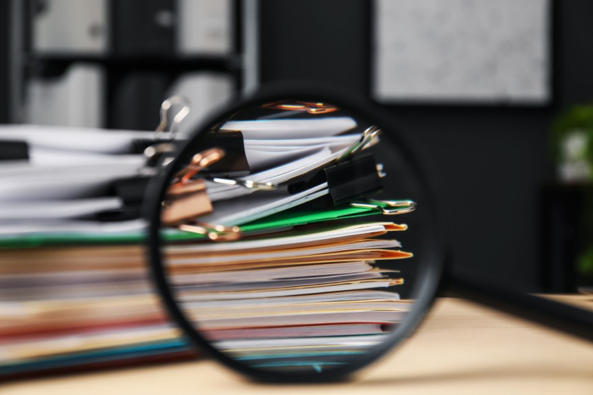 Vergrootglas dat de focus legt op gekwalificeerde Lid Raad van Toezicht profielen om wervingsruis te elimineren via Bestuurderscentrum.