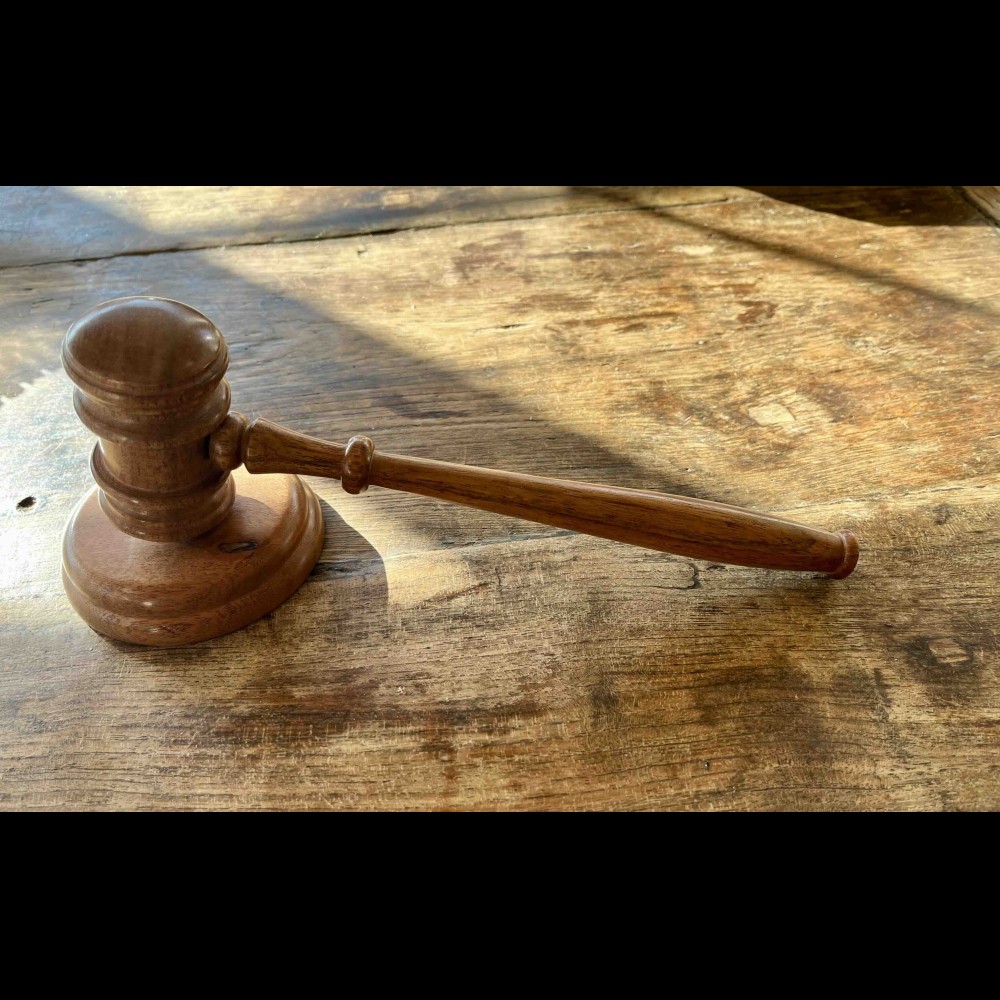 Houten Voorzittershamer met inscriptie: Traditie en Gezag in Pure Natuurlijke Vorm